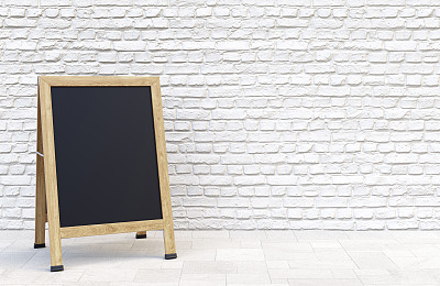 砖墙上的空白人行道标志图片下载