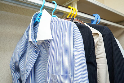 挂在衣架上的衣服坏了图片下载