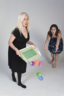 妈妈和女儿打翻杯子图片下载