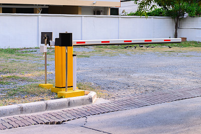 自动上升臂进入建筑物停车场的障碍。图片下载