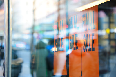 商店橱窗上有销售标志图片下载