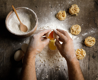 近视图的面包师揉面团。自制的面包。双手在木桌上准备生面团。准备传统的自制面包图片下载