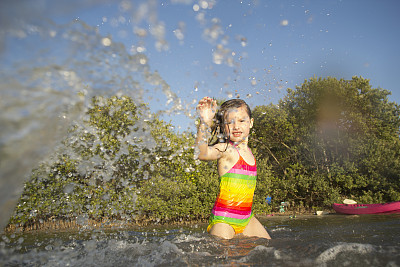 在湖边玩耍图片下载