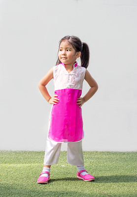 可爱的亚洲女孩行动公园图片下载