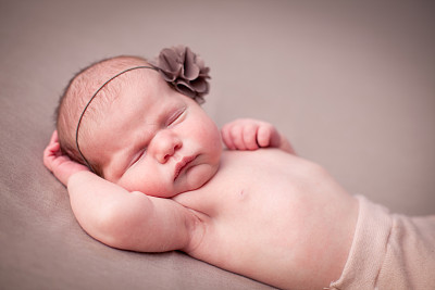 新生女婴平静睡眠的彩色图像图片下载