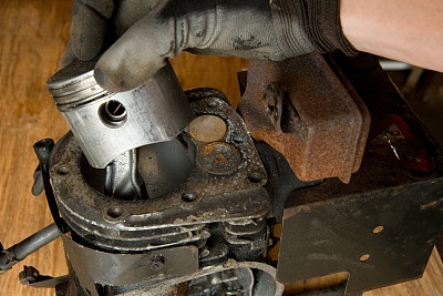 机械师修理小型燃气发动机图片下载