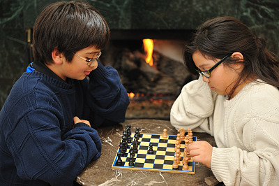 男孩女孩下国际象棋素材图片