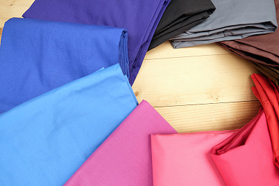 成堆衣服色彩斑斓图片下载