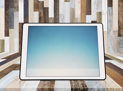 木制背景上的数字平板电脑图片下载