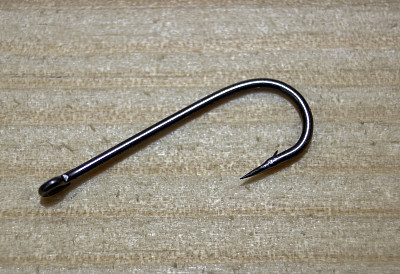 鱼钩，在树的背景下，宏图片下载