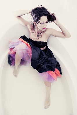 摇滚风格的年轻女子时尚形象图片下载