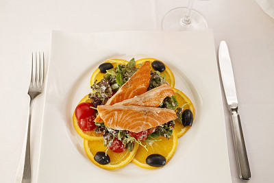 三文鱼配菜盘，传统菜肴的优雅设置，选择性的焦点与柔和的光线图片下载