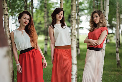 三个自信随意的女人站在桦树之间图片下载