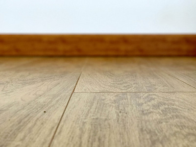 地板和白色墙壁背景图片下载