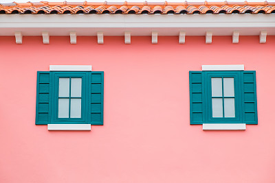贴在可爱的粉红色墙上的假窗户图片下载