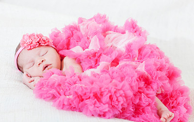 刚出生的女孩图片下载
