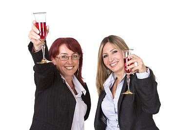 两个中年女商人拿着酒杯图片下载
