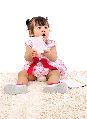 拿着纸的小女孩图片下载