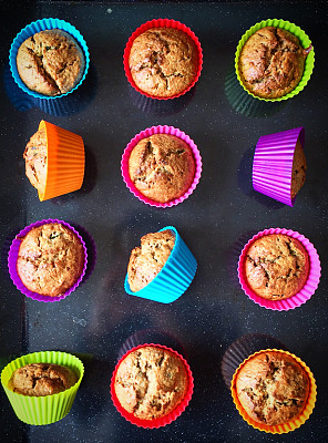 松饼在彩色的情况下俯视图在黑色的金属烤盘图片下载