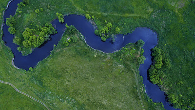 从上面俯瞰美丽狭窄蜿蜒的河流。图片下载