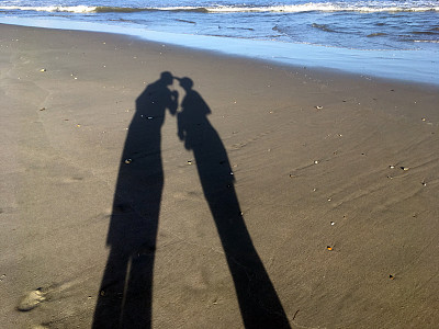 由一对夫妇的影子描绘的关系图片下载