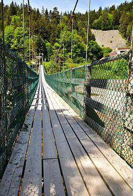 加拿大新不伦瑞克的芬迪步道公园，横跨大鲑鱼河图片下载