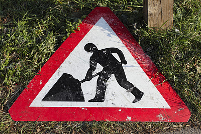 幽默的人在工作时示意躺在工作上图片下载