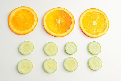 孤立切片橙果，黄瓜，白色底色图片下载