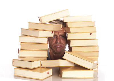 埋头书本的人图片下载