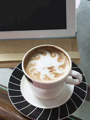 一边喝咖啡，一边吃药片图片下载