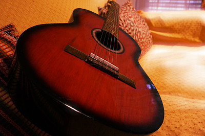 红色的吉他图片下载