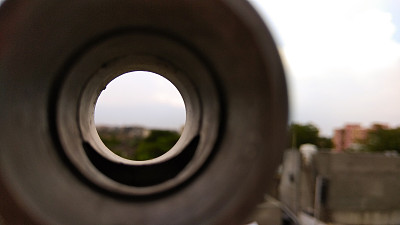 模糊天空或景观场景显示在洞图片下载