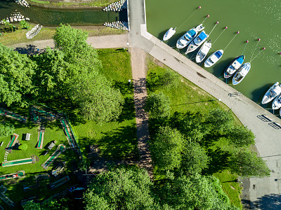 高尔夫俱乐部海岸附近游艇的鸟瞰图图片下载