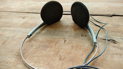 木背景耳机素材图片