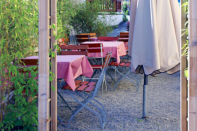 阿尔高村庄的小啤酒馆图片下载