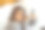 一个女人躺在床上化妆图片下载