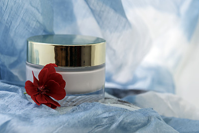 空背景上的奶油罐图片下载