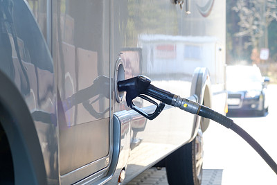 在公共汽车加油。图片下载