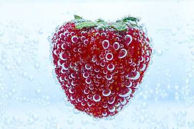 水里的草莓图片下载