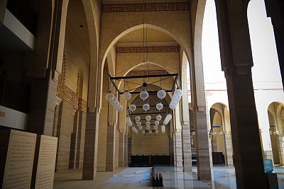 巴林麦纳麦法塔赫清真寺内景图片下载