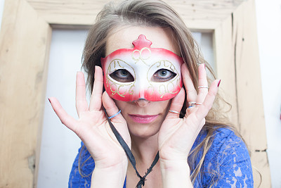 面具的女孩图片下载