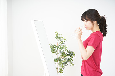 年轻女子在运动中保持水分图片下载