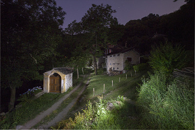 晚上在树林里的房子图片下载