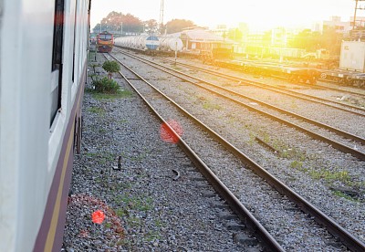 车站上的铁路砂砾带着晚霞的淡色调图片下载