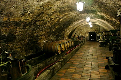 酒窖里的酒桶图片下载