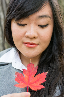 秋天女孩的肖像图片下载