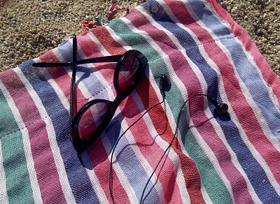 沙滩上五颜六色的毛巾、太阳镜和耳机图片下载