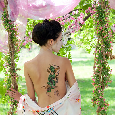 花园里有个背上有蛇纹身的女人图片下载