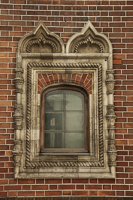 砖墙上有装饰的窗户图片下载