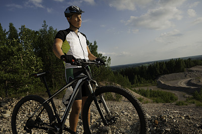 山顶上的山地摩托车手图片下载